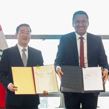 Perú y China firman acuerdo para avanzar en la exportación de carne de vacuno