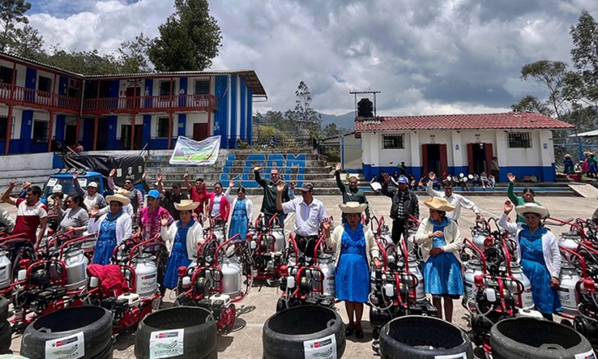 Impulsan competitividad ganadera en Cajamarca con entrega de equipamientos de ordeño